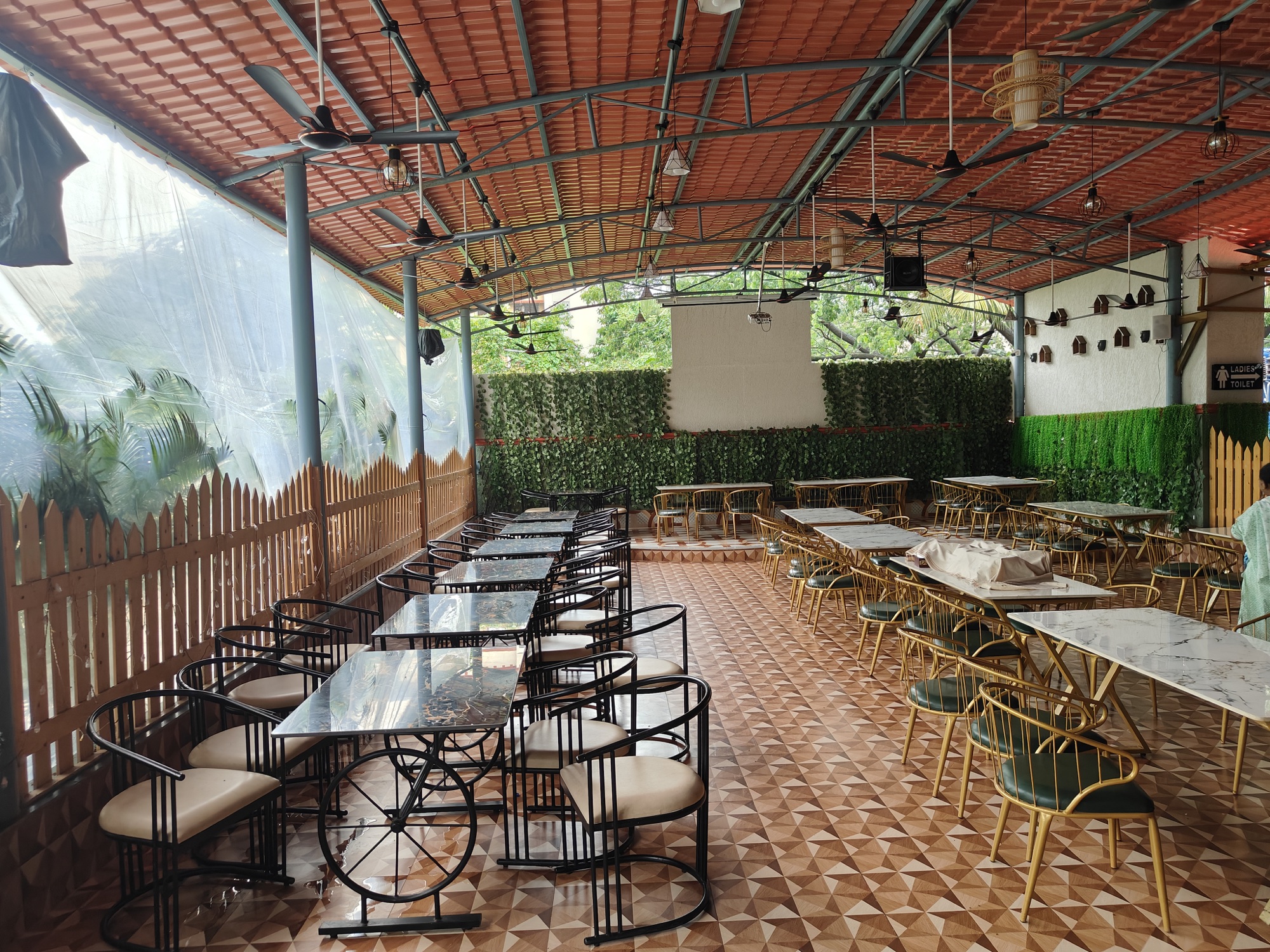 Open garden seating at Kingsland
