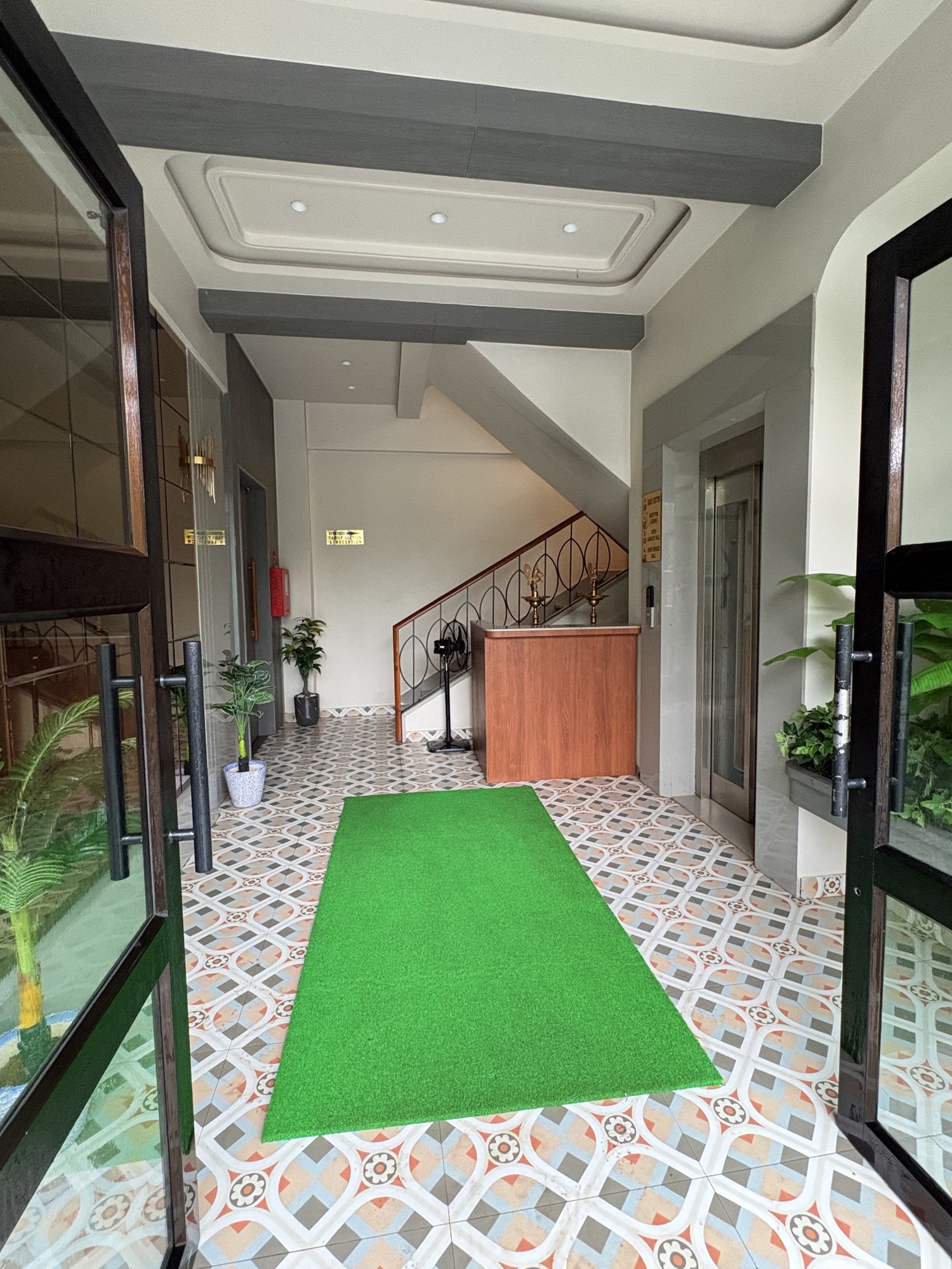 Kingsland hotel lobby and stairs
